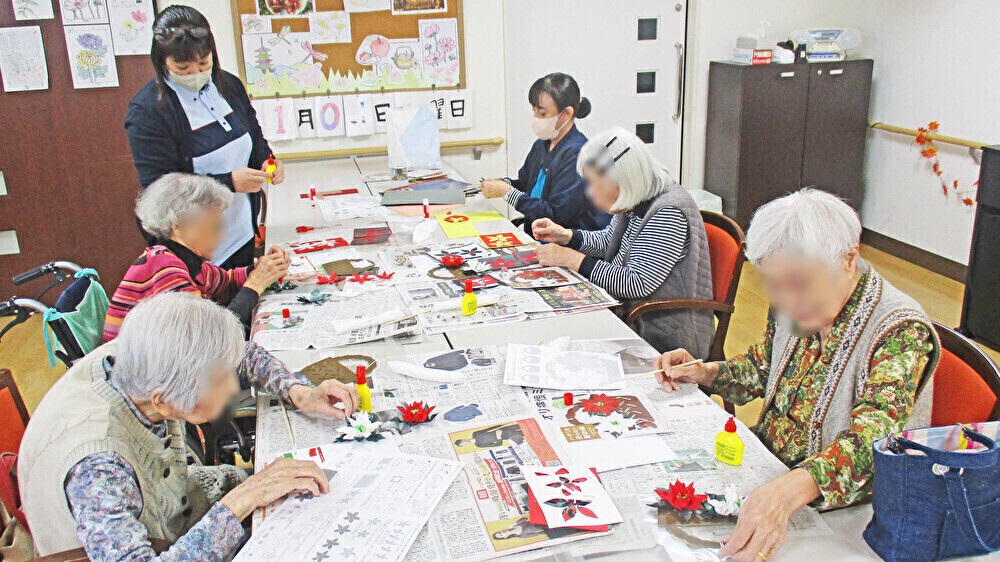 １１月の手芸教室 ～クリスマスに向けてポインセチア作り～
