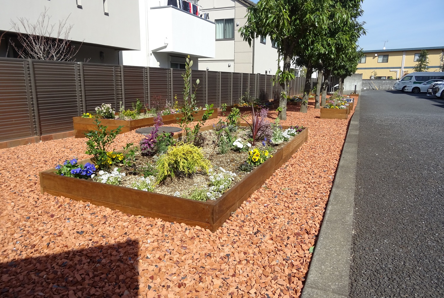 エントランスの花壇整備