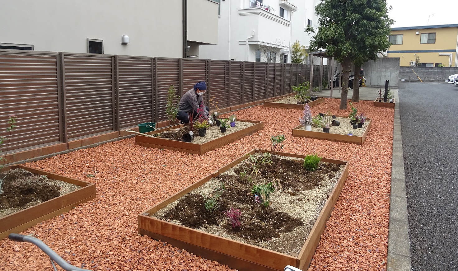 エントランスの花壇整備