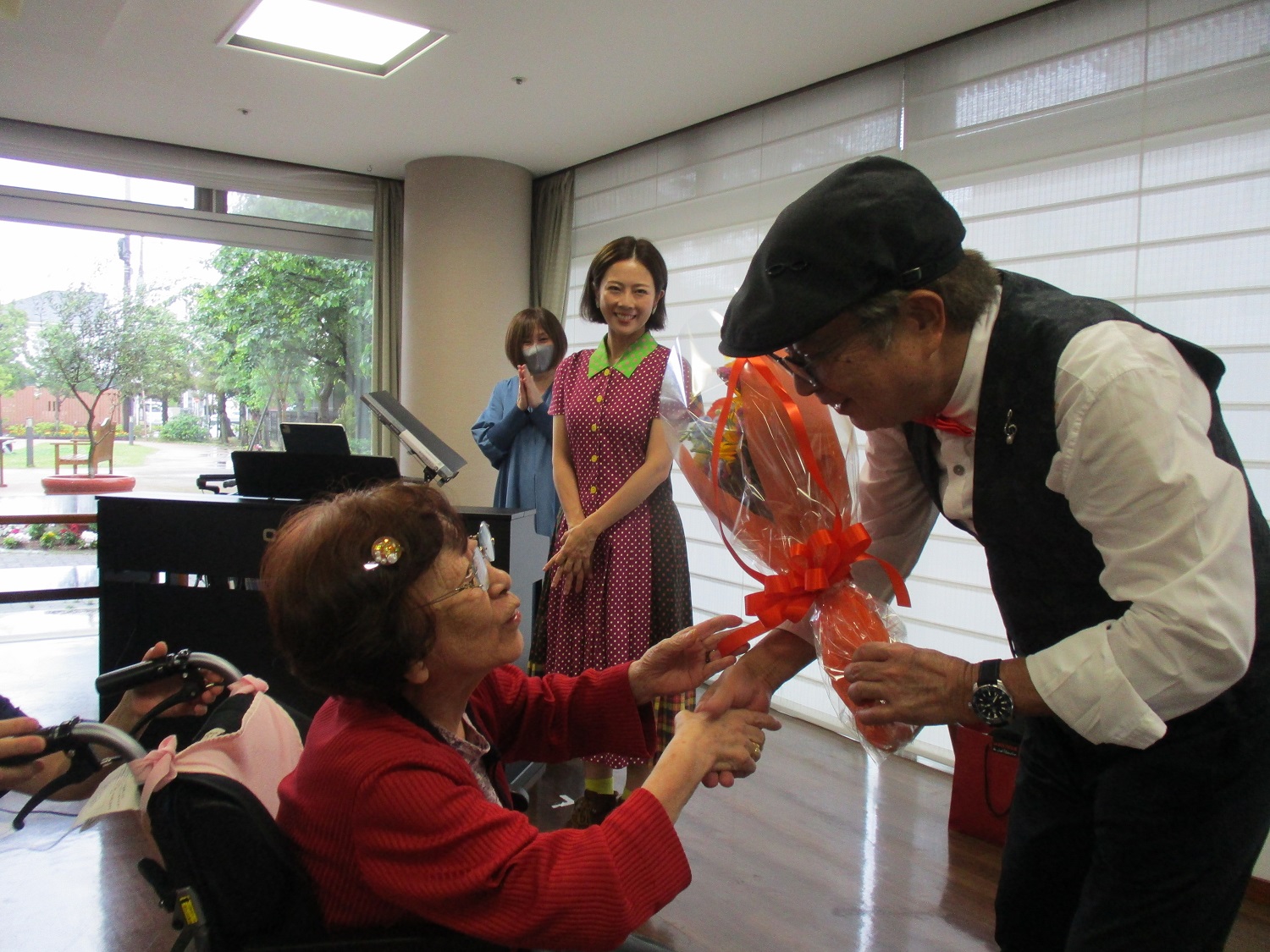 歌・紙芝居・手品ボランティア「BAKUMIHO」