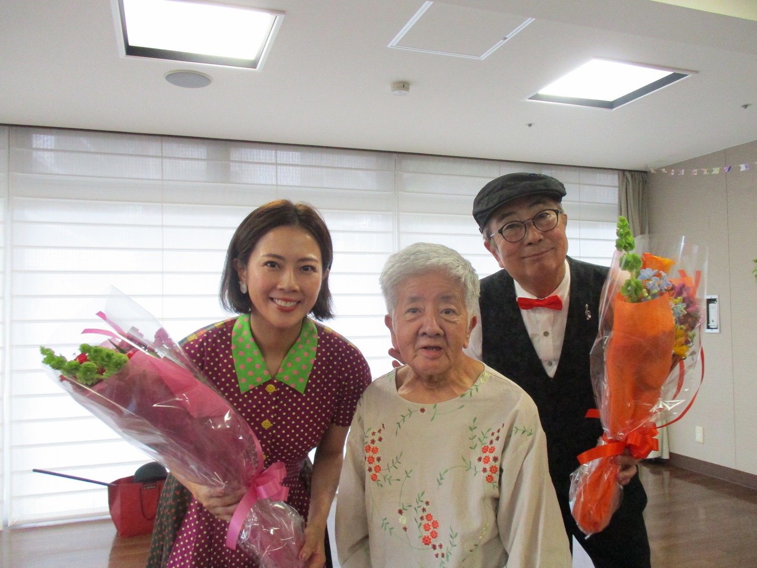 歌・紙芝居・手品ボランティア「BAKUMIHO」