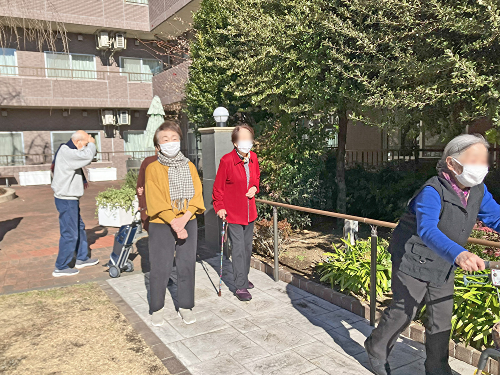 冬の晴れ間の庭園散歩