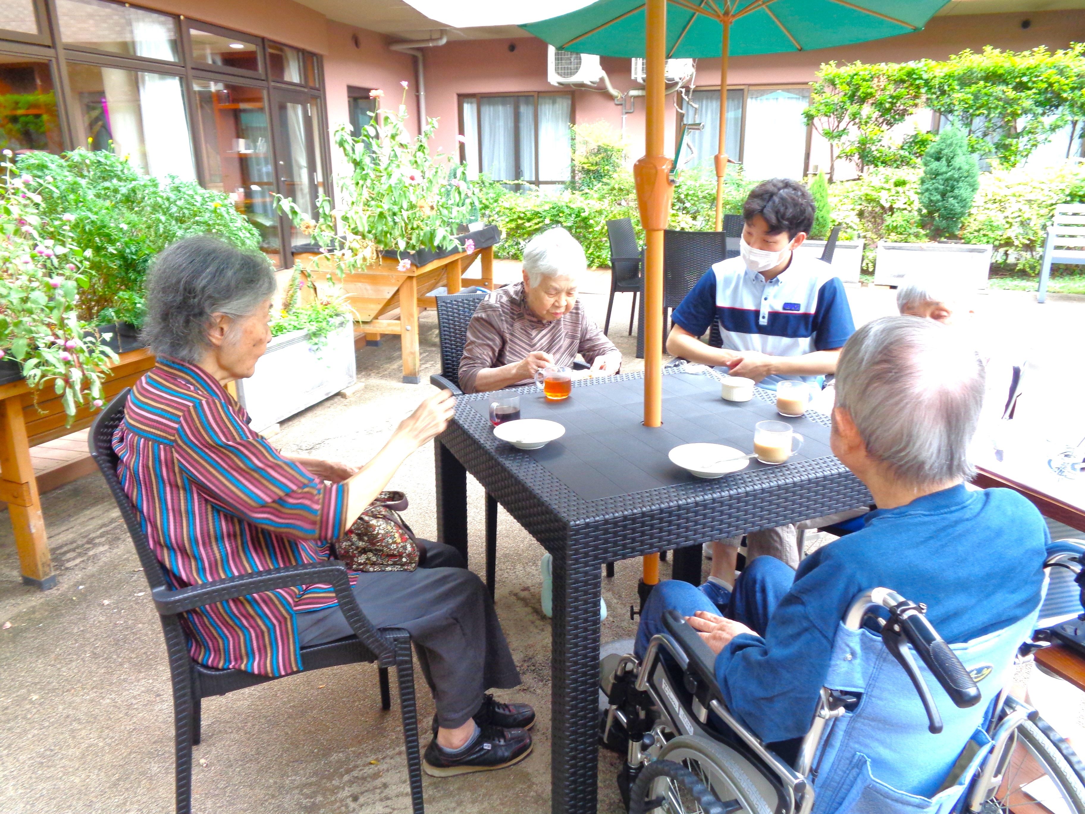中庭カフェ