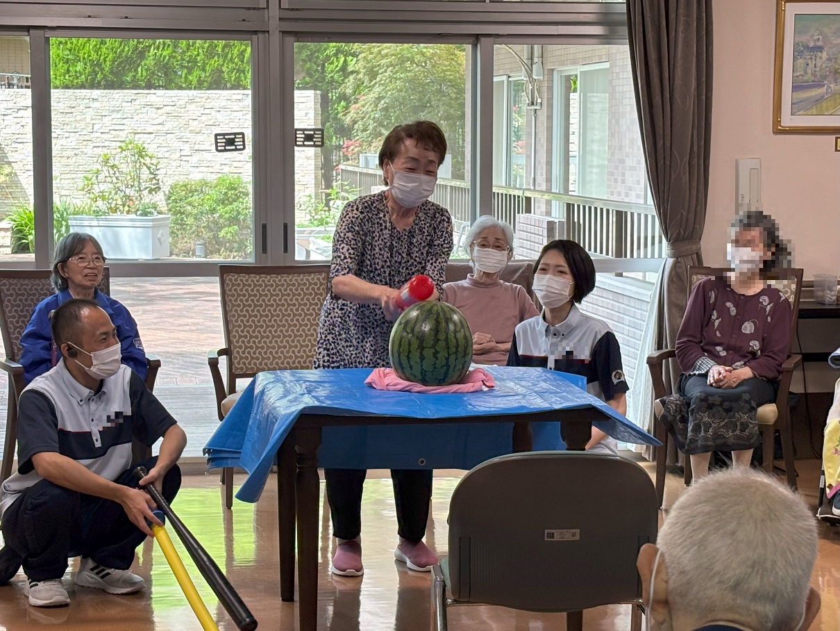 夏の風物詩「スイカ割り」