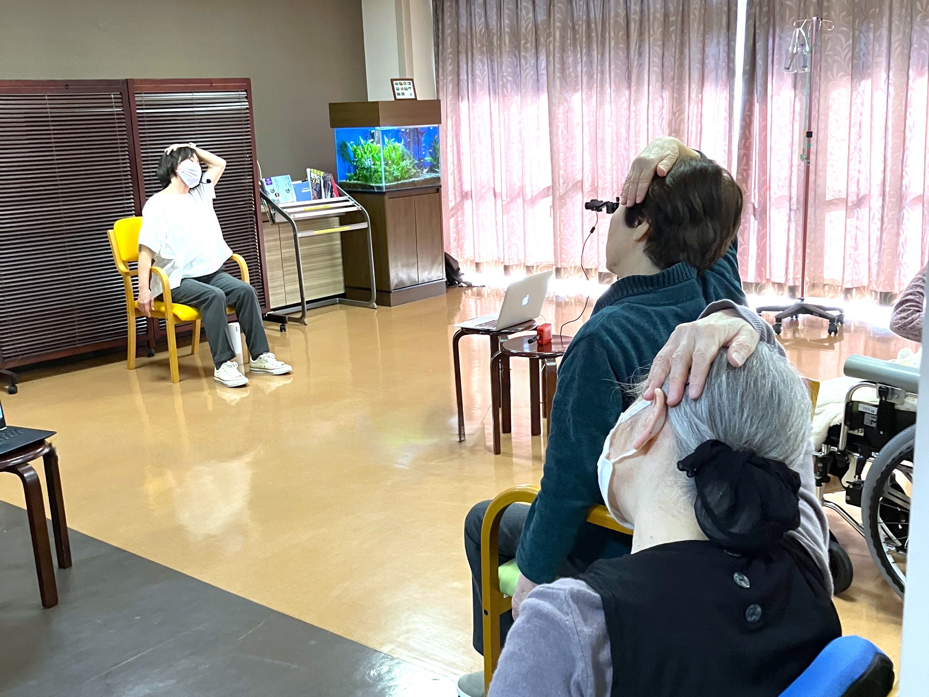 椅子ヨガ