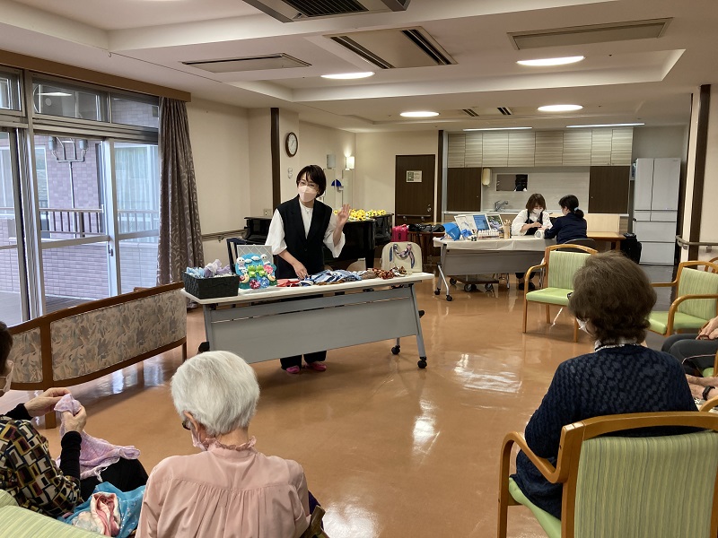 街かどケアカフェ「心つなぐ」 スカーフの巻き方教室