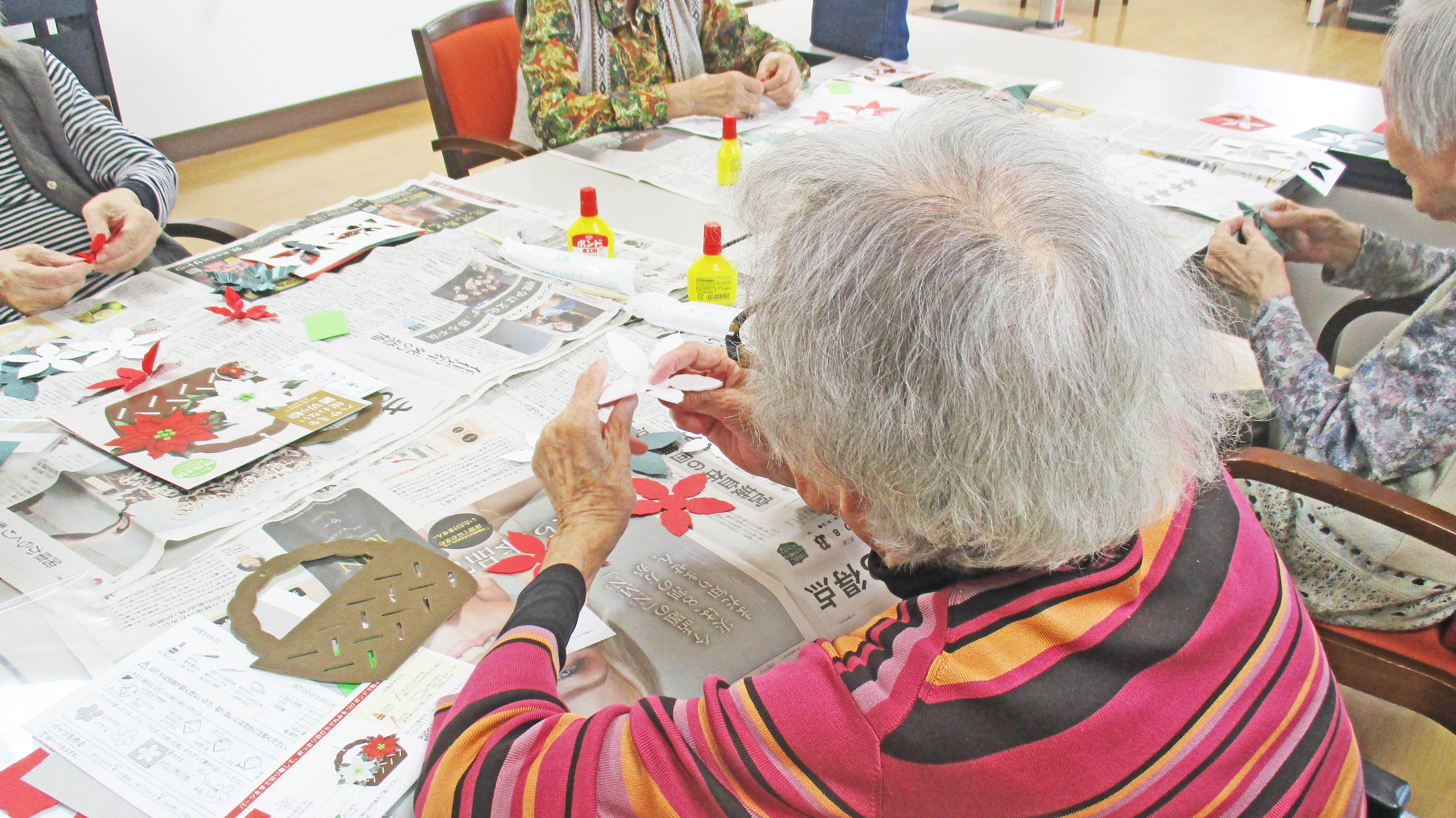 １１月の手芸教室 ～クリスマスに向けてポインセチア作り～