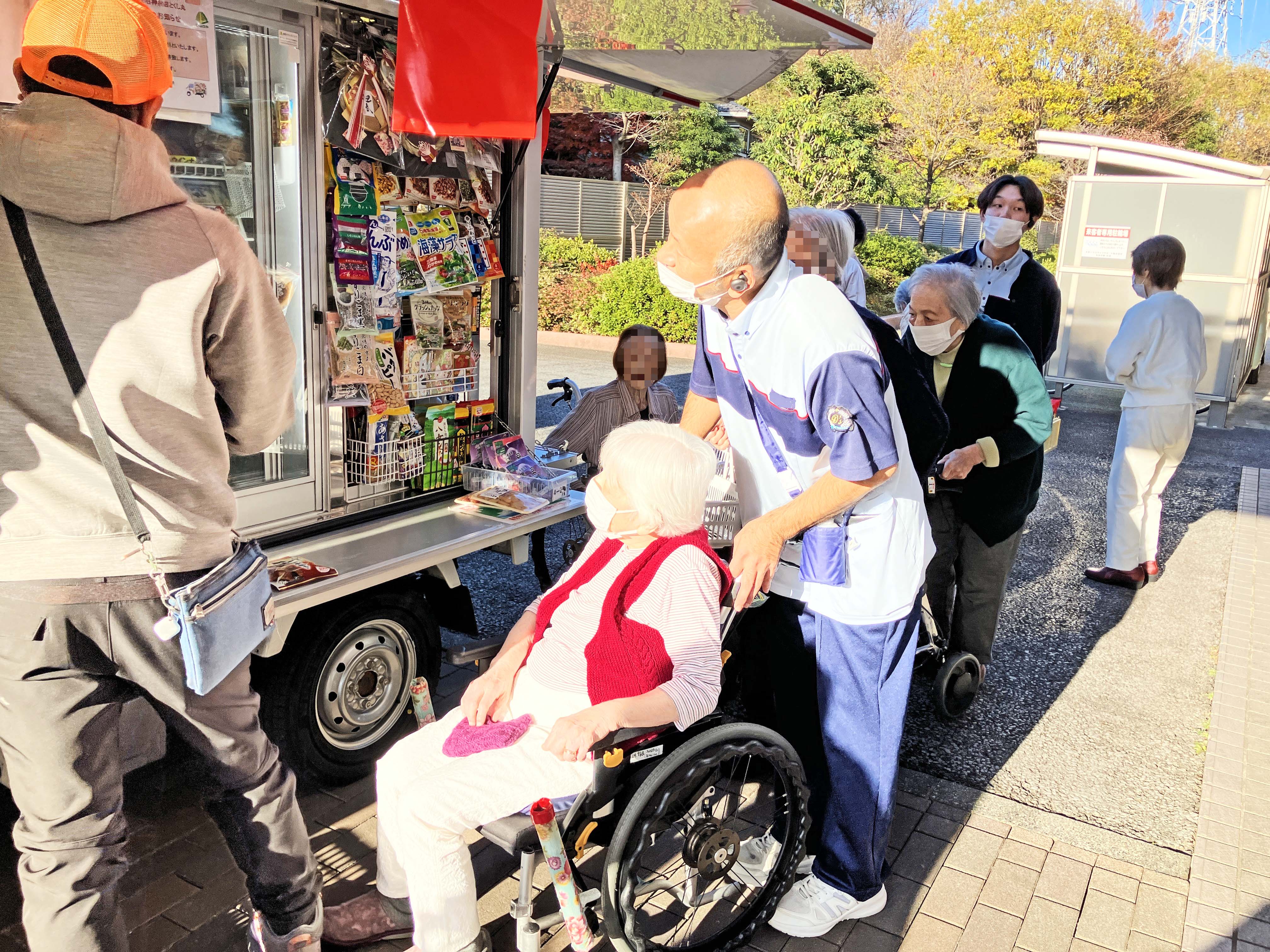 賑やかな移動スーパー「とくし丸」