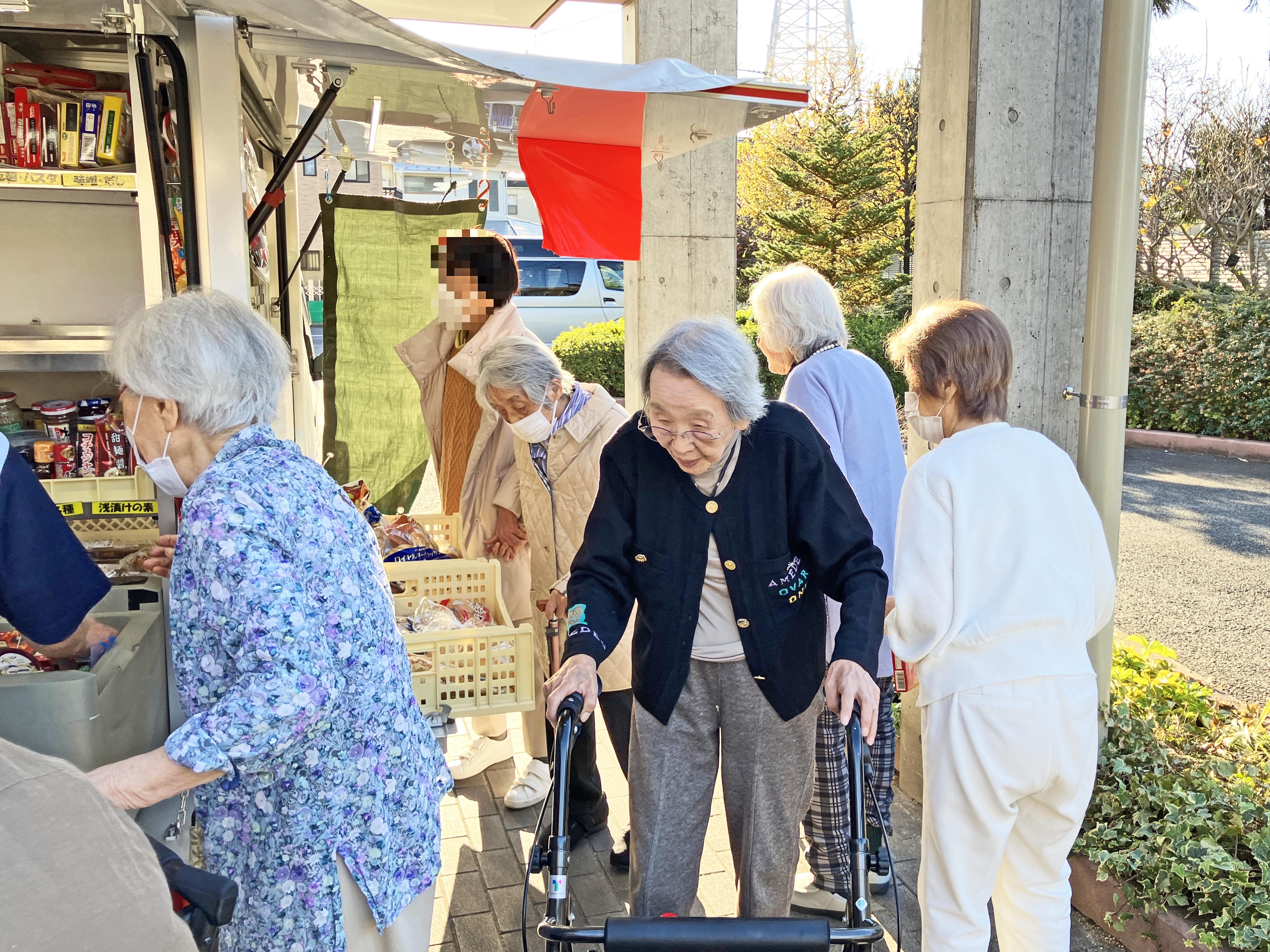 賑やかな移動スーパー「とくし丸」