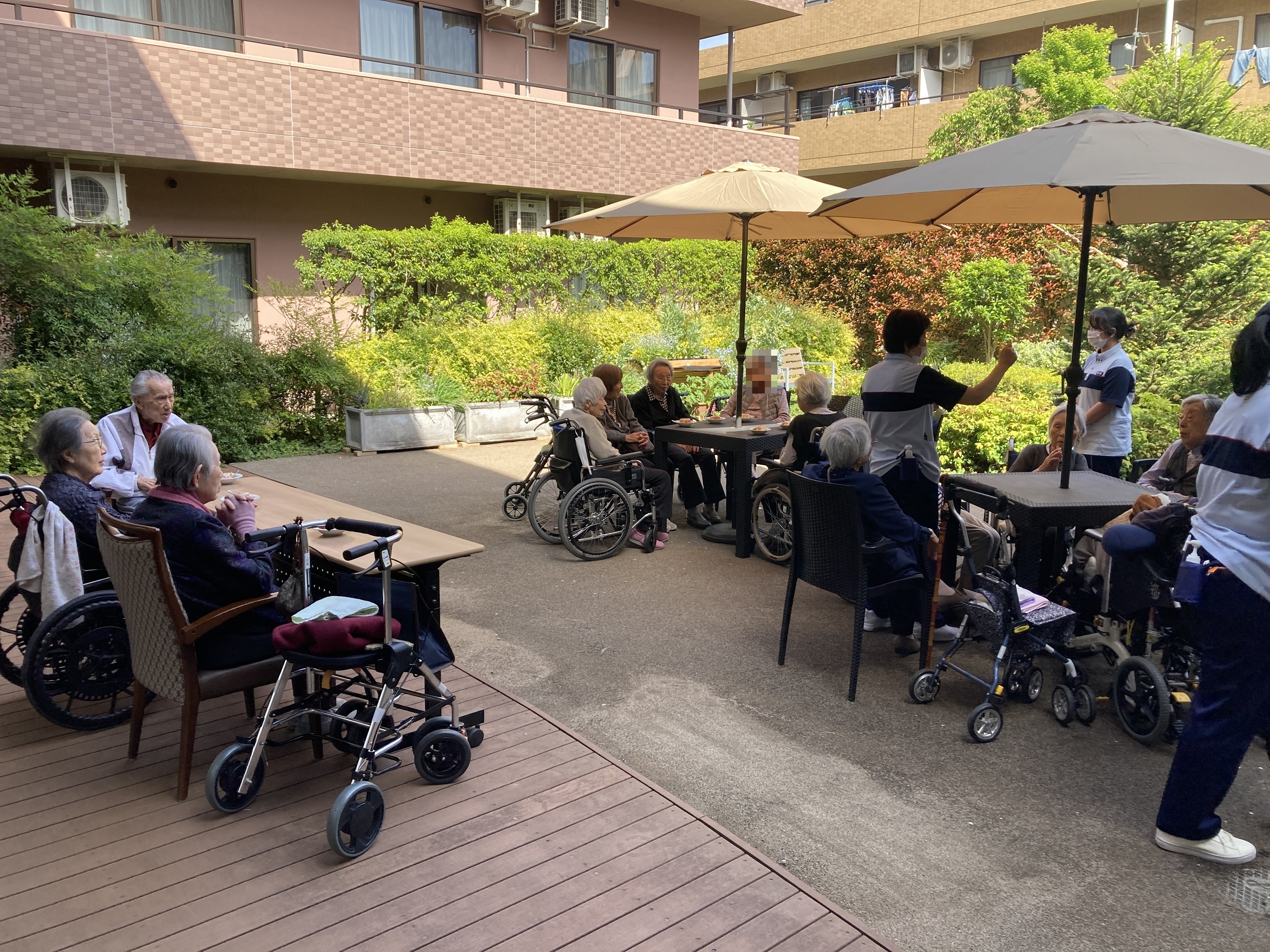 中庭での誕生日会