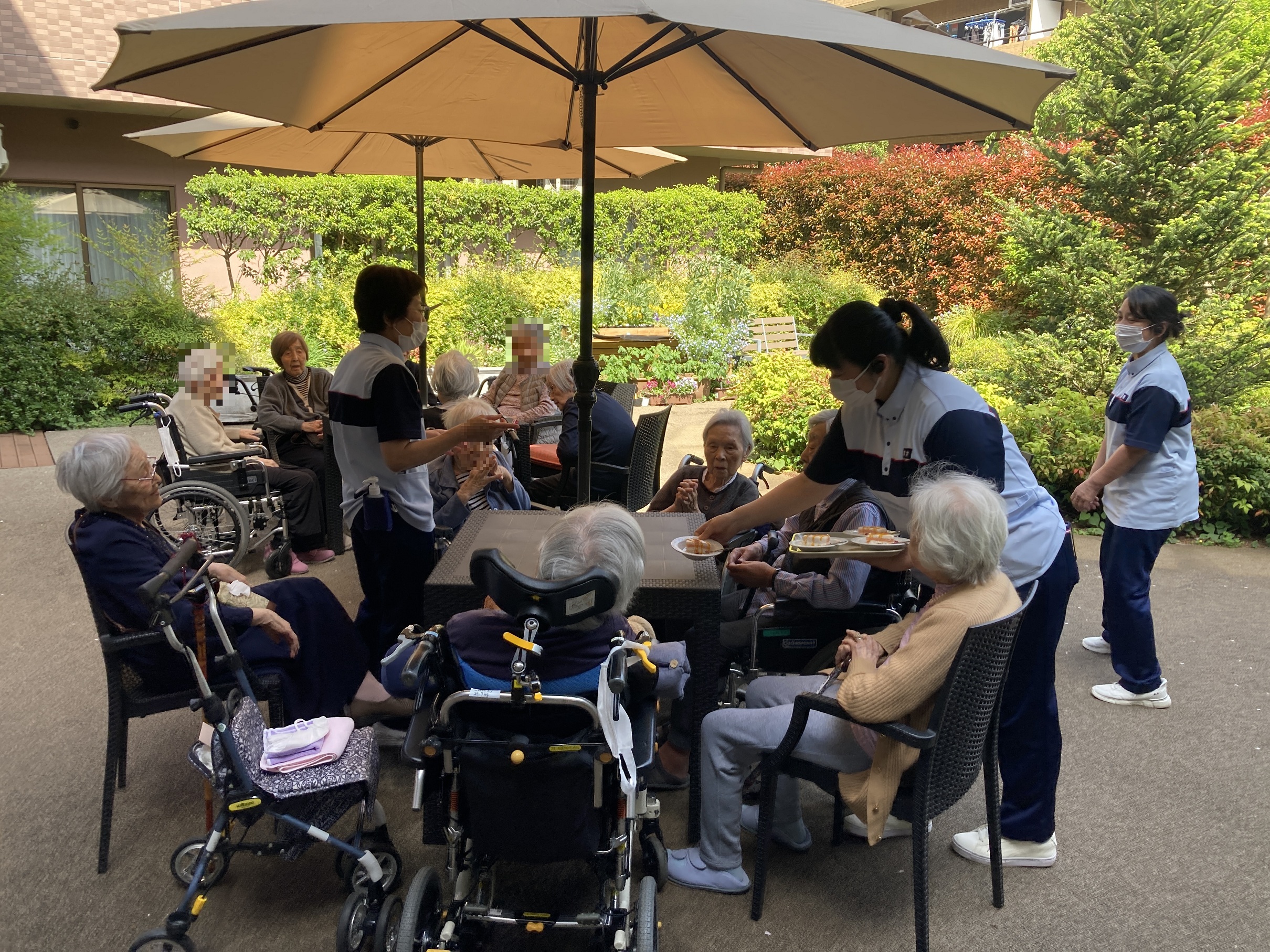 中庭での誕生日会