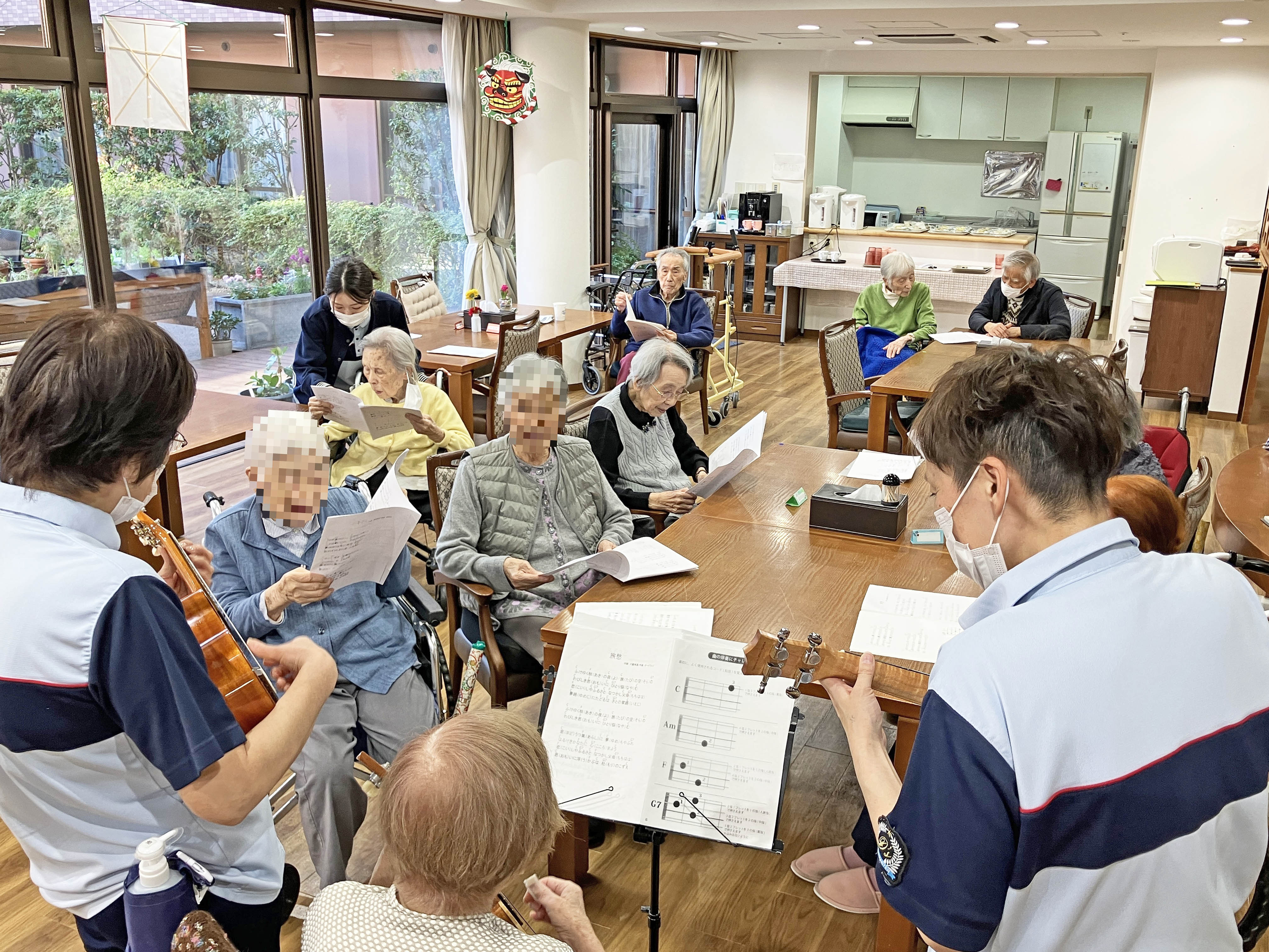おやつ前のウクレレ演奏会