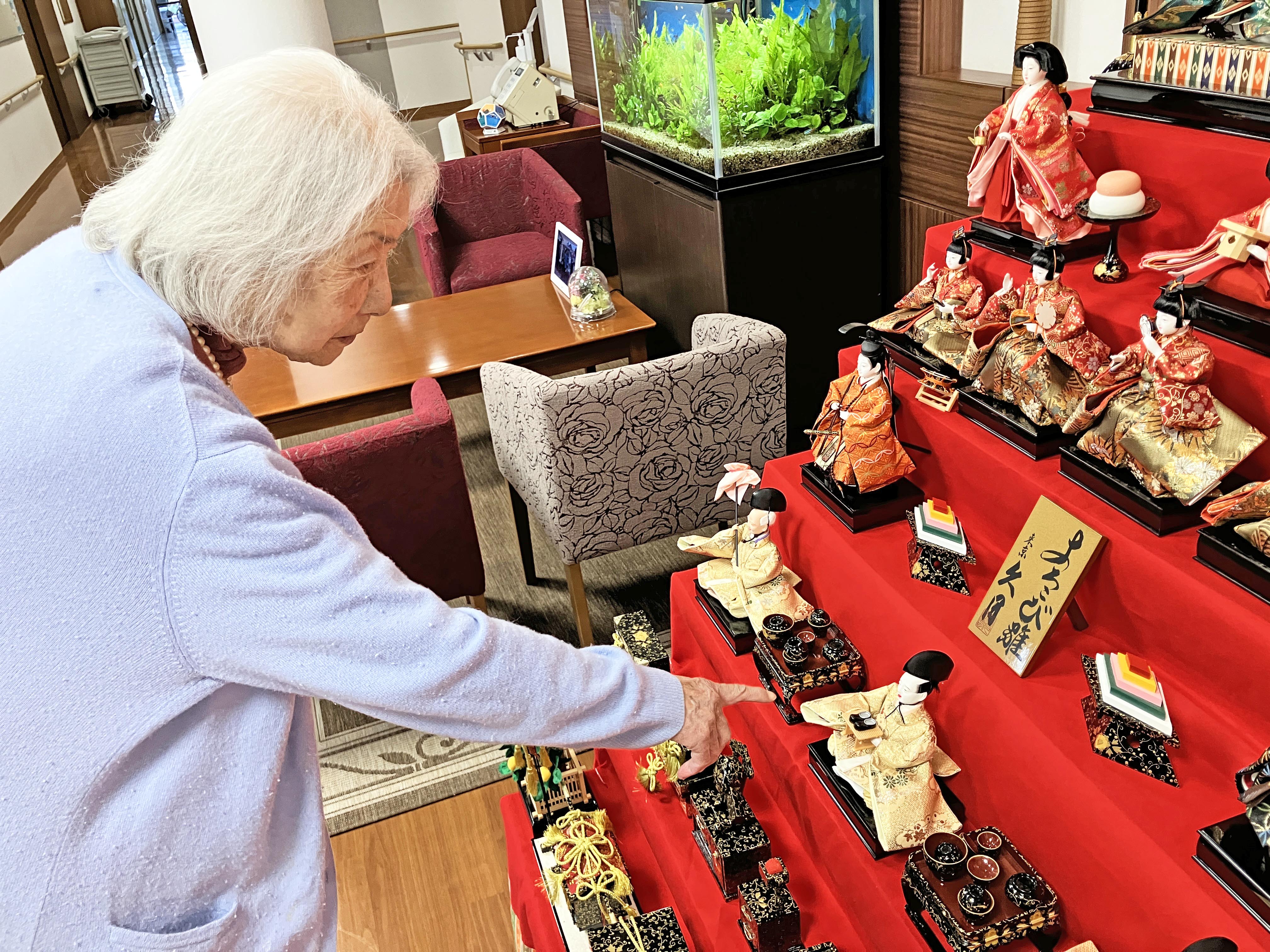 雛壇を前に憩いの時