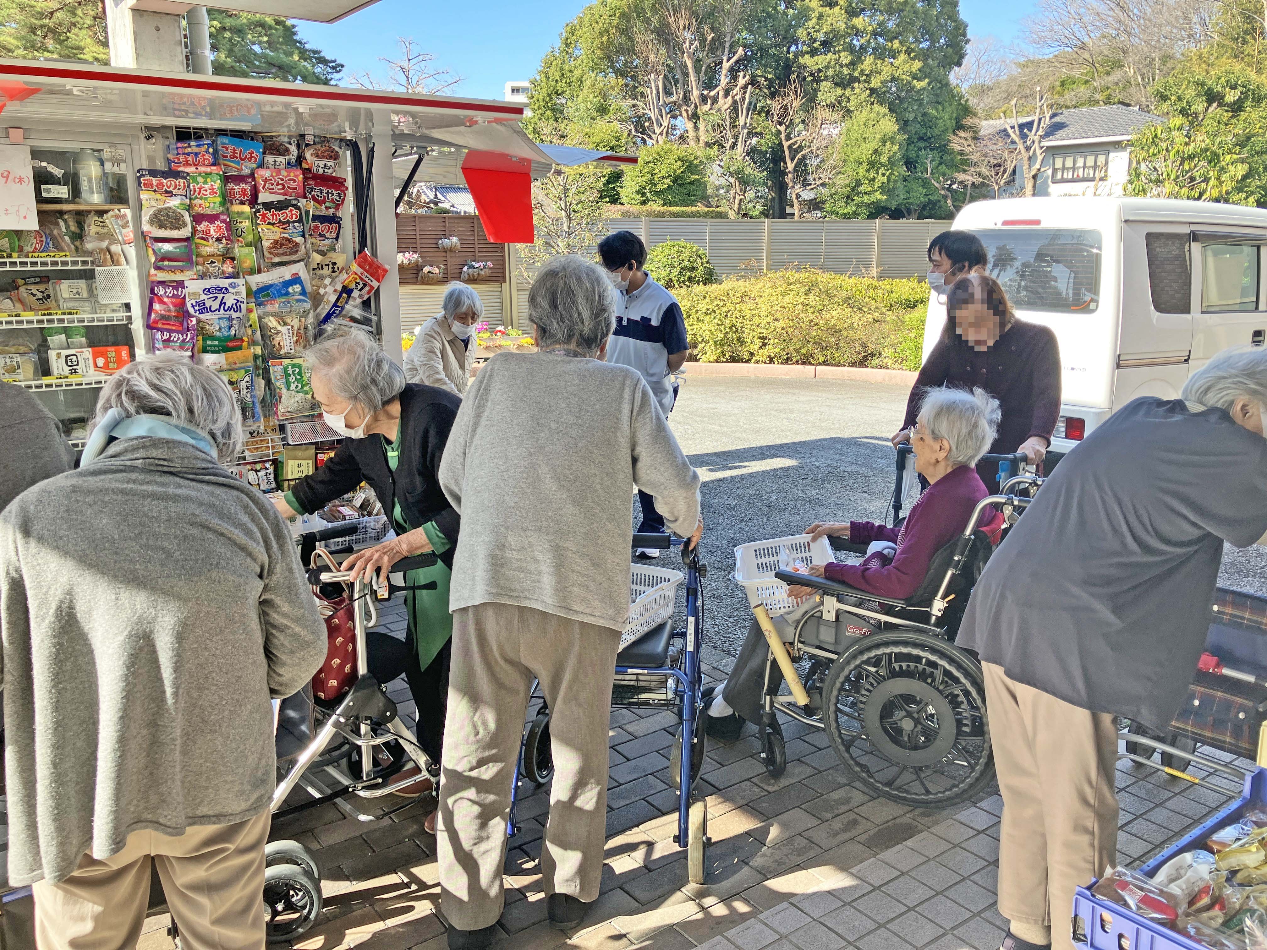強風のもと、移動スーパー「とくし丸」