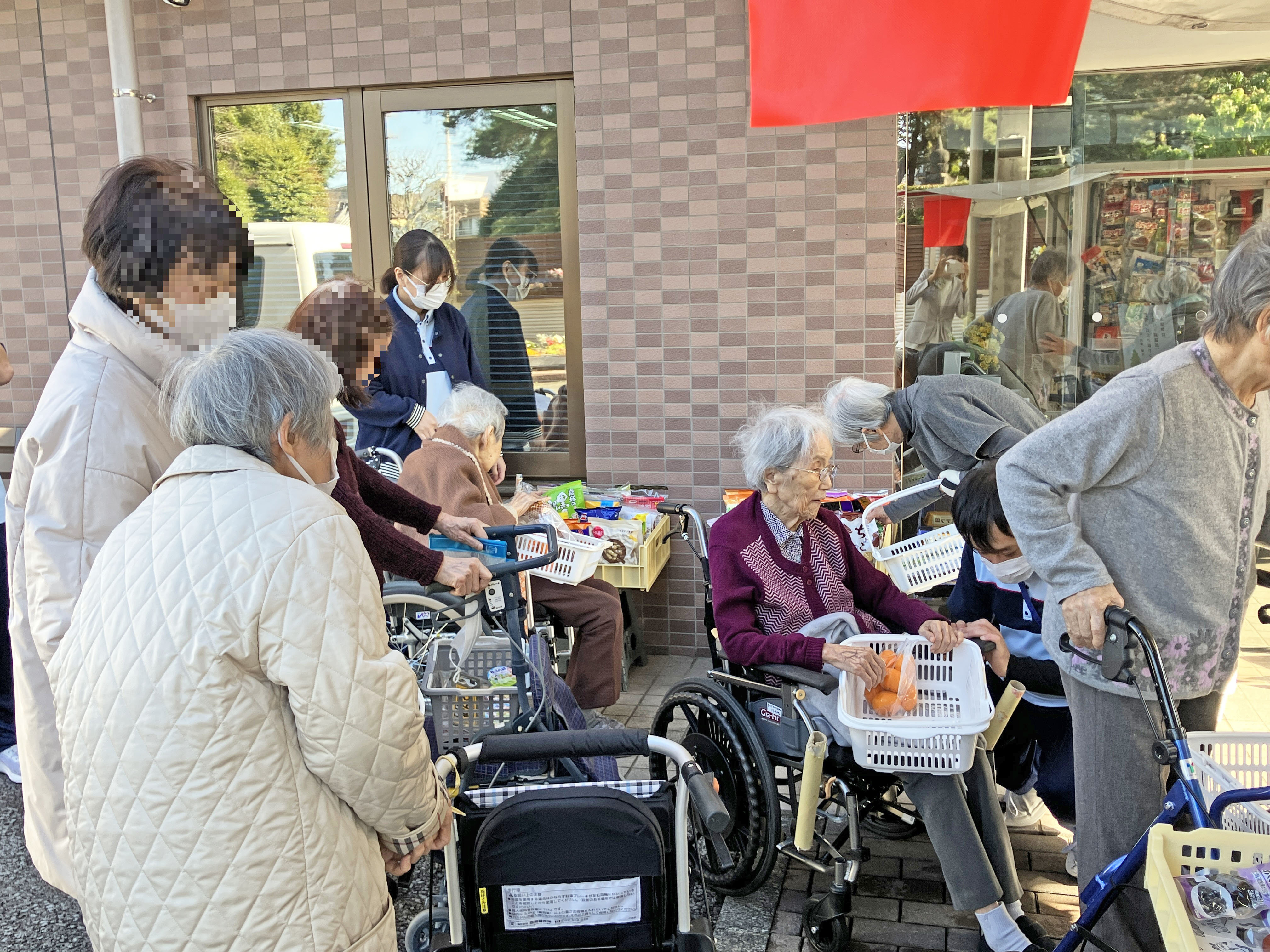 強風のもと、移動スーパー「とくし丸」
