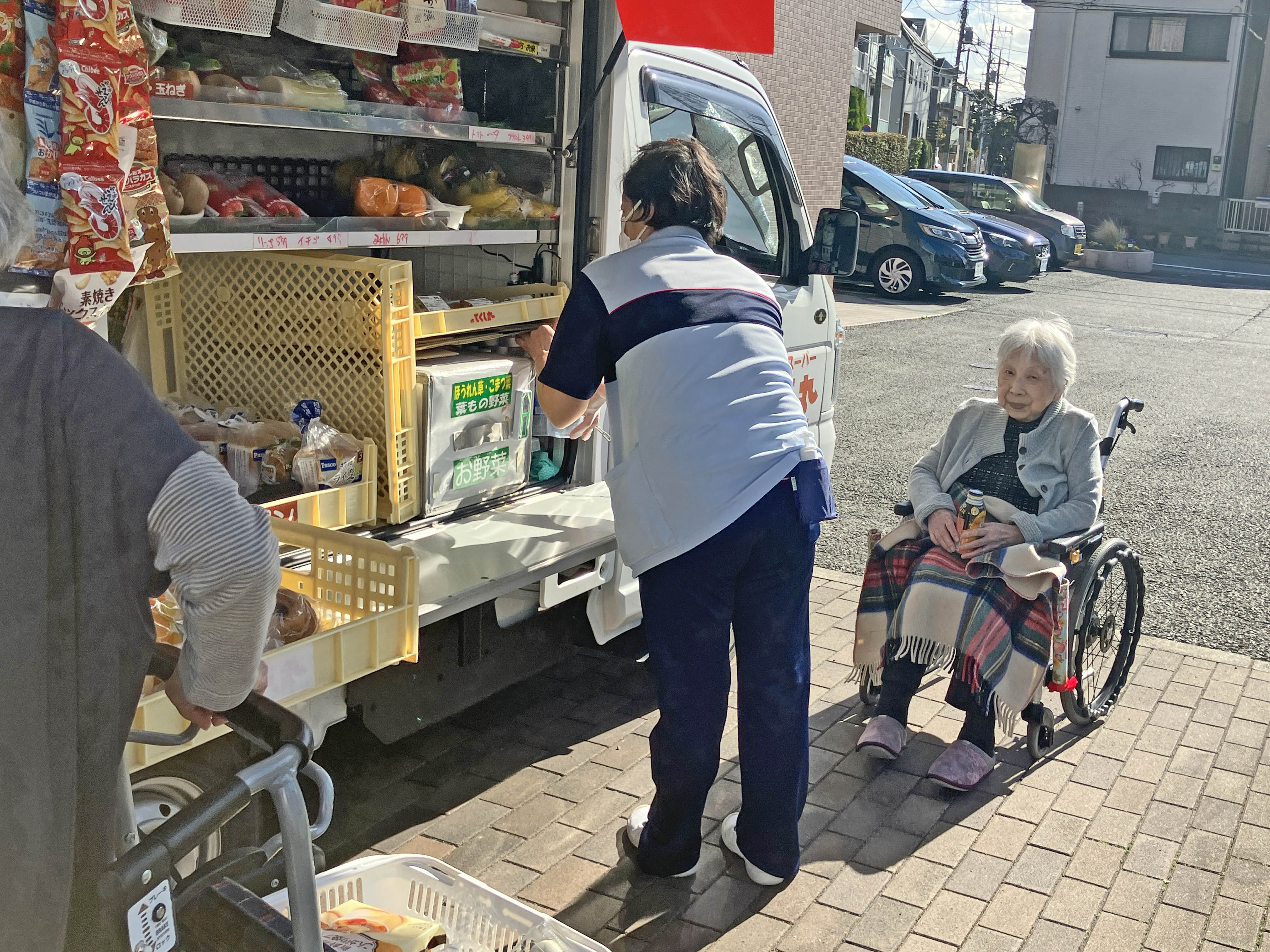 強風のもと、移動スーパー「とくし丸」