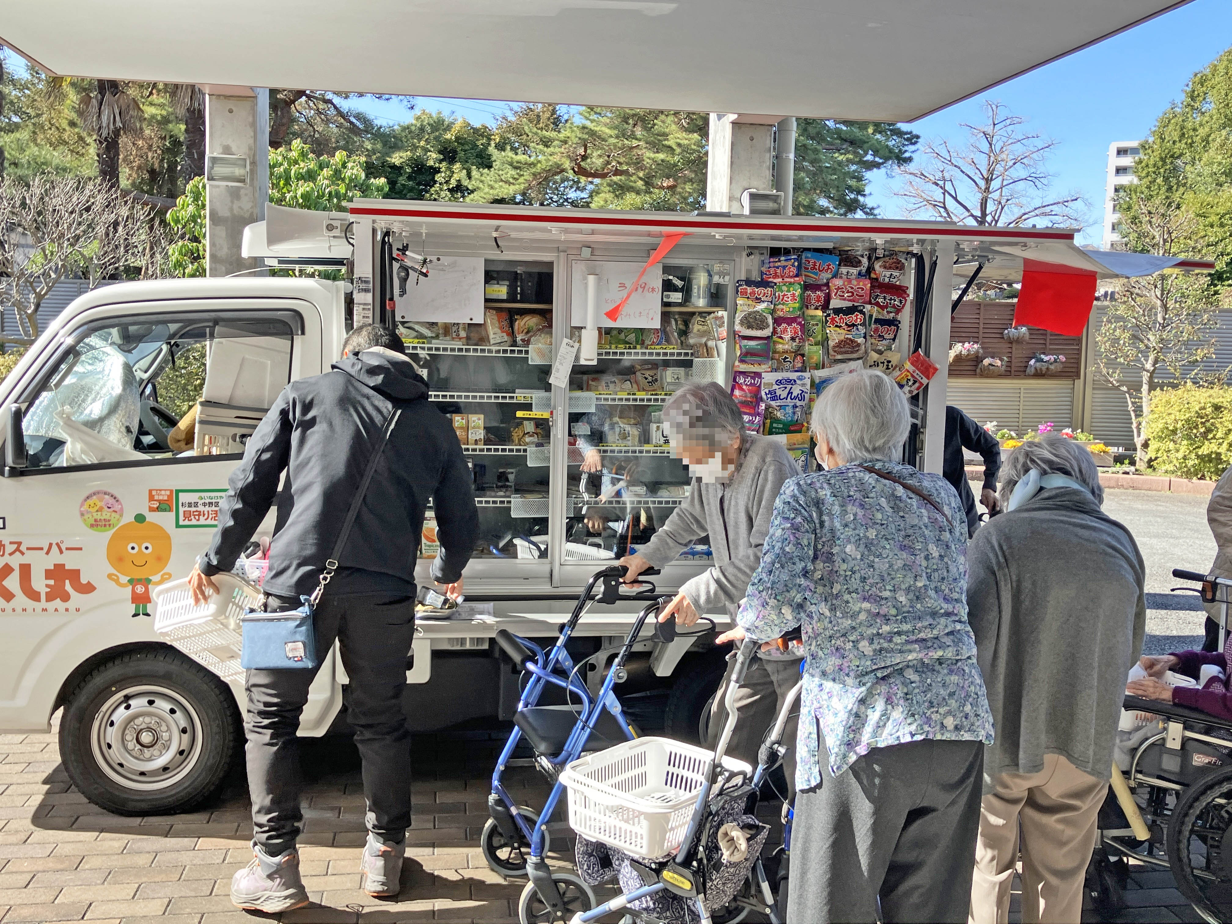 強風のもと、移動スーパー「とくし丸」