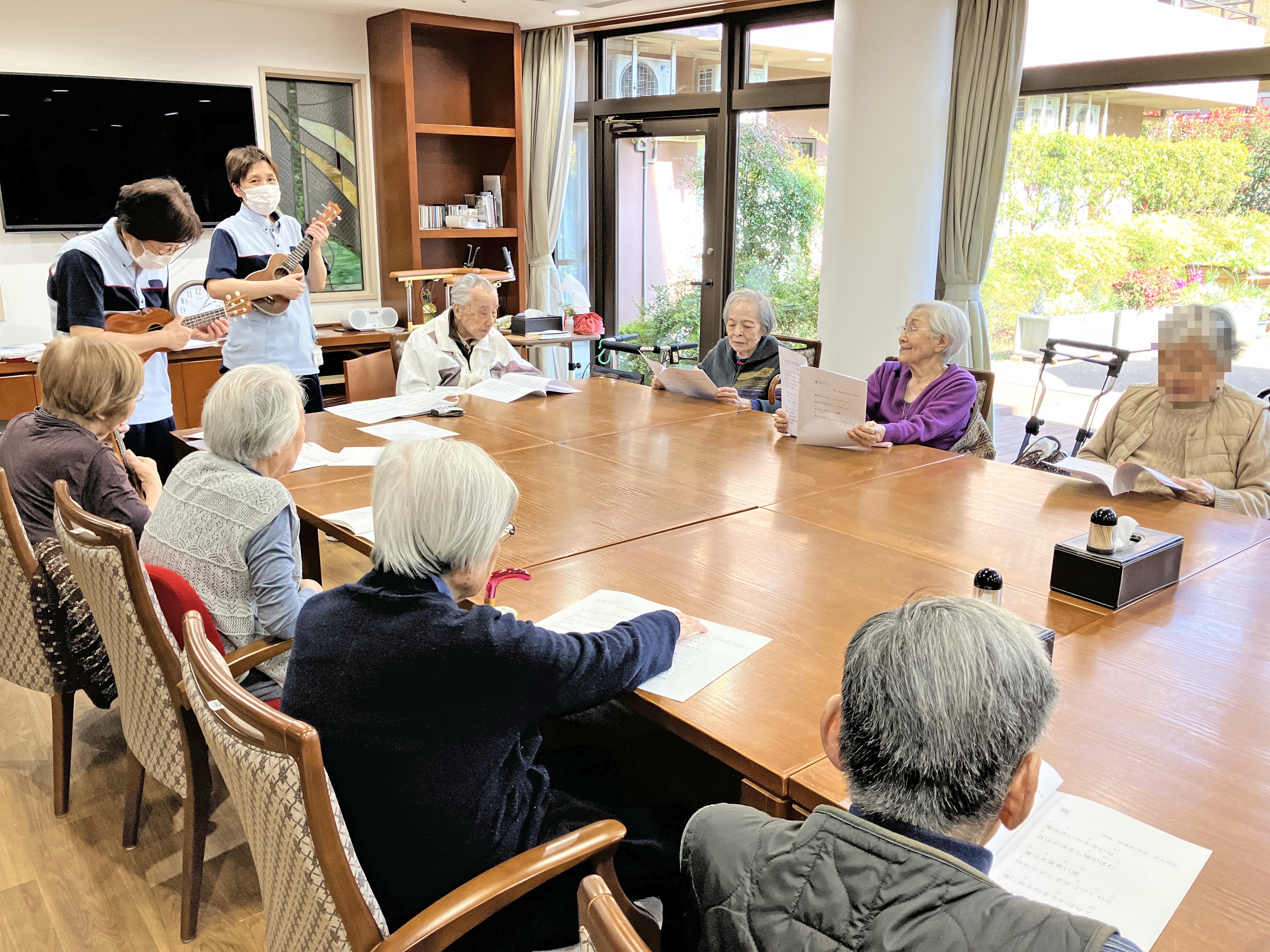 素敵なケーキを囲んで「お誕生日会」「ウクレレ演奏会」