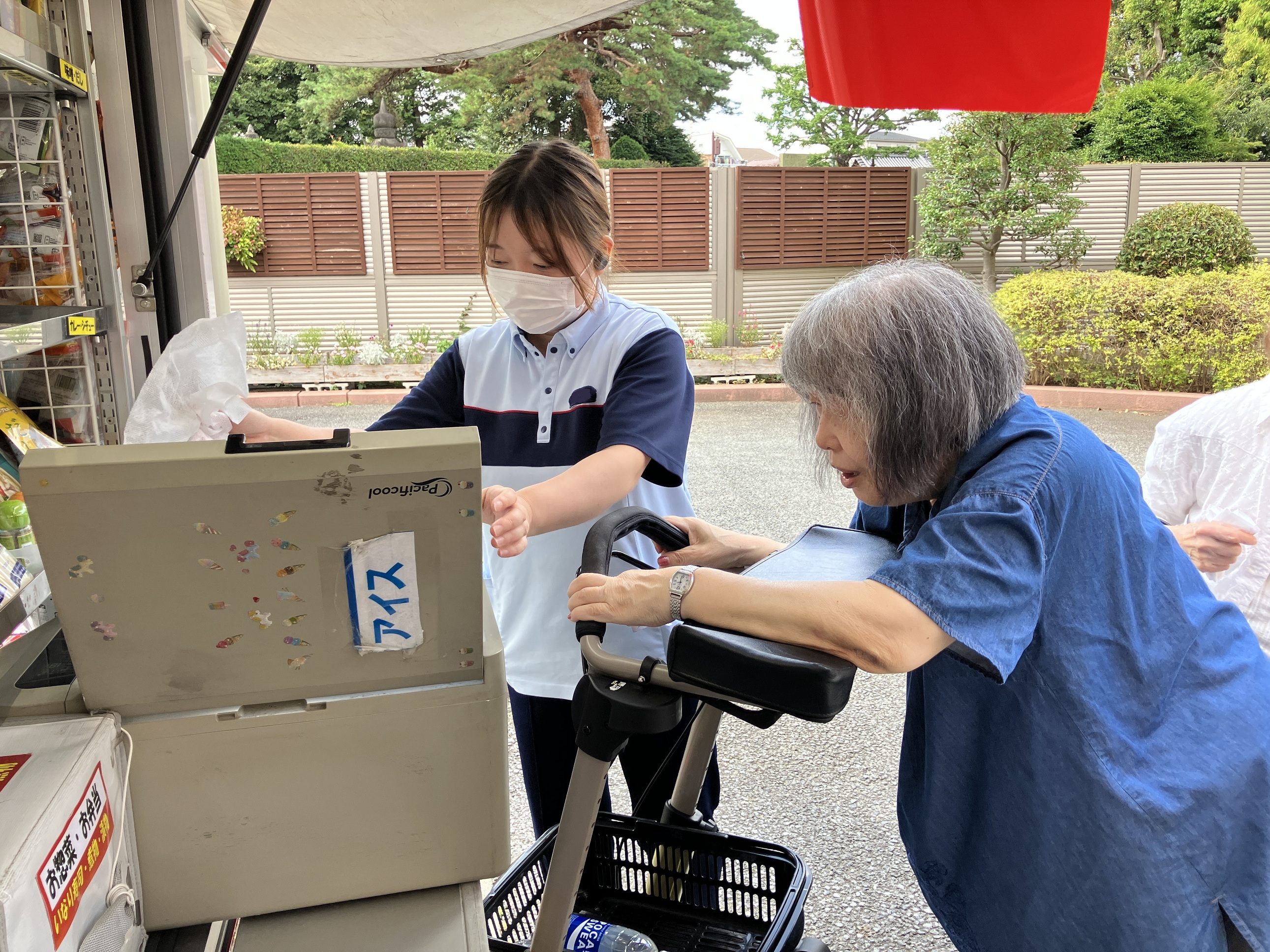 移動スーパー「とくし丸」