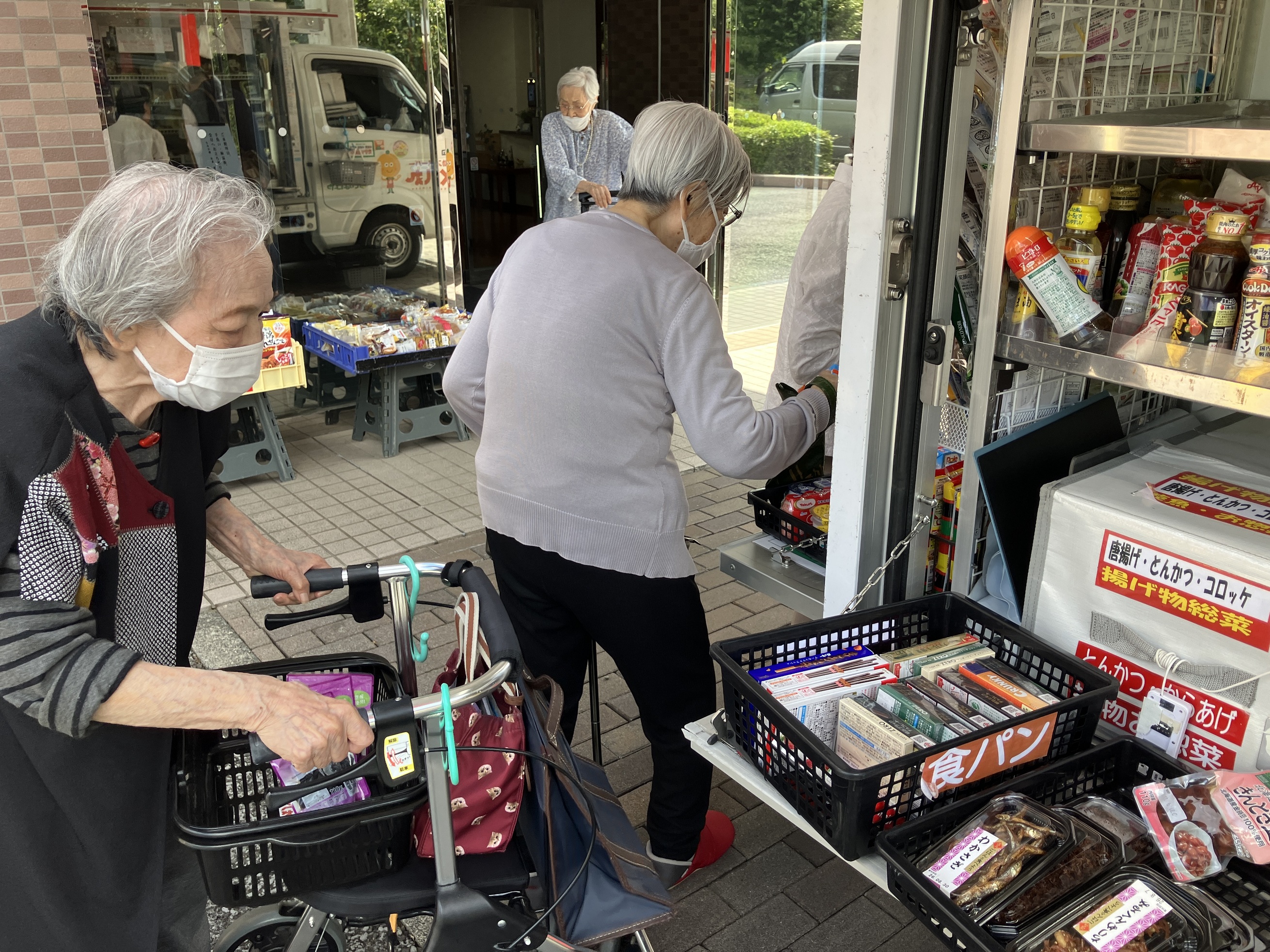 移動スーパー「とくし丸」