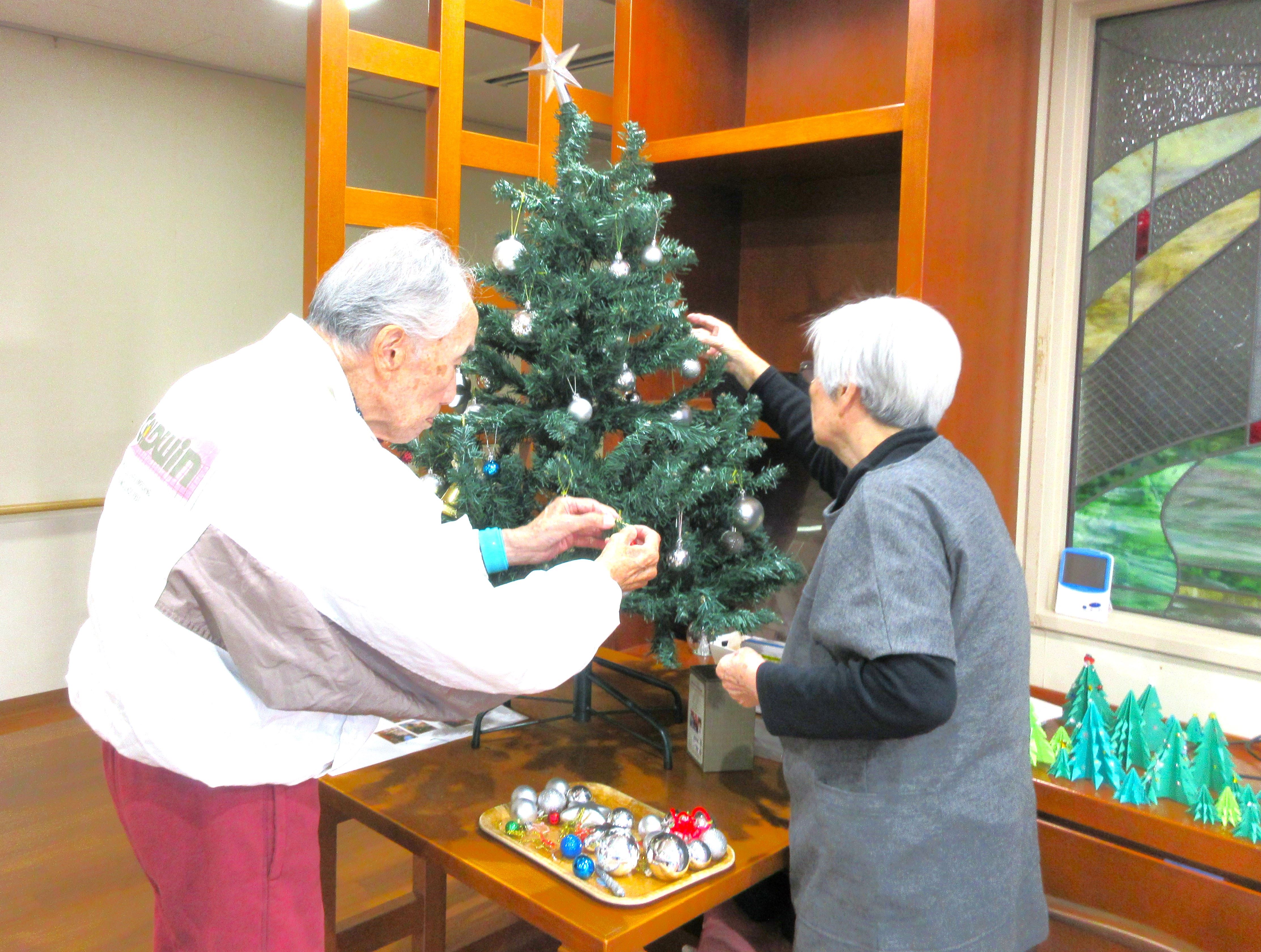 クリスマスツリー 飾りつけ