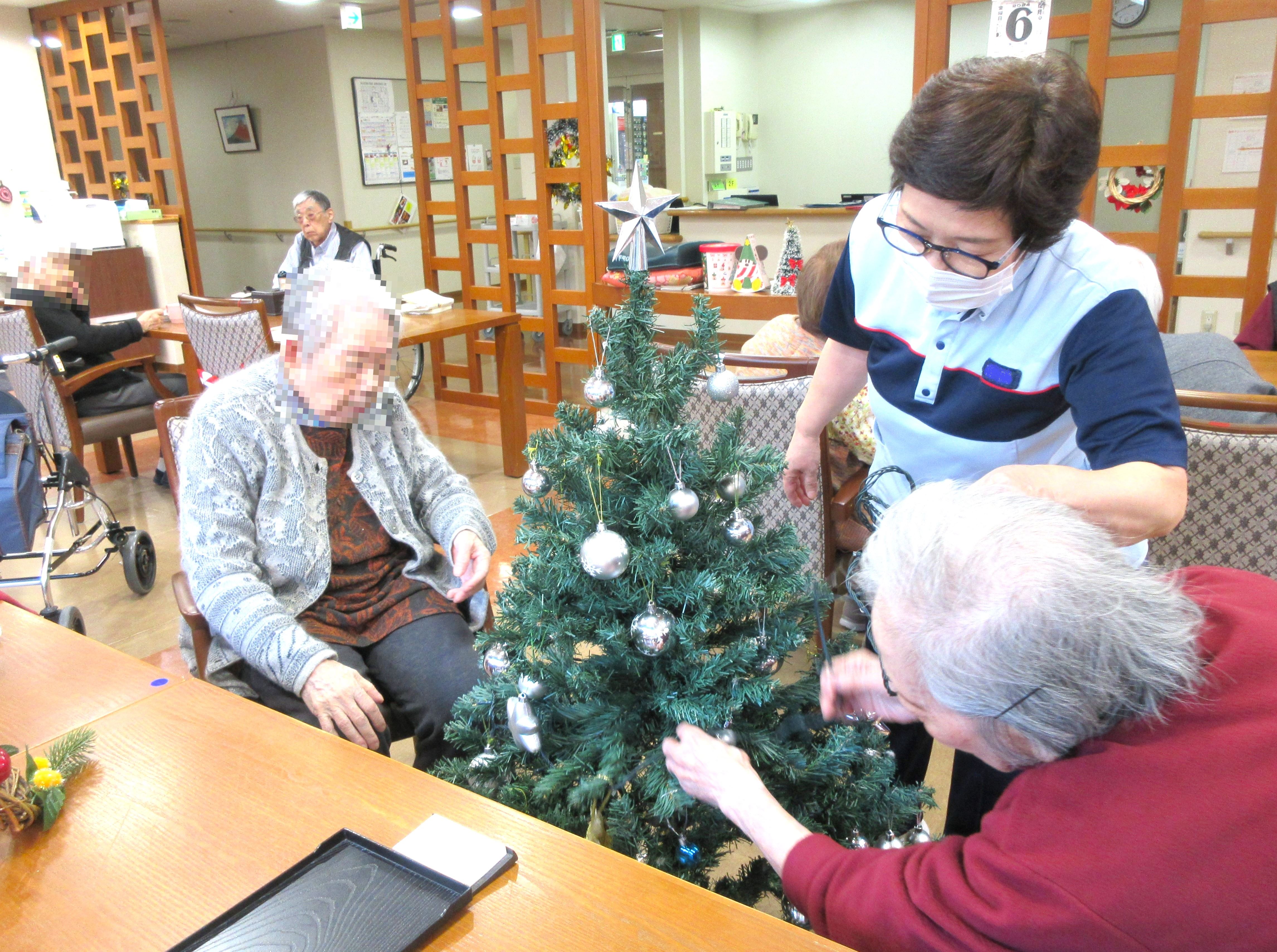 クリスマスツリー 飾りつけ
