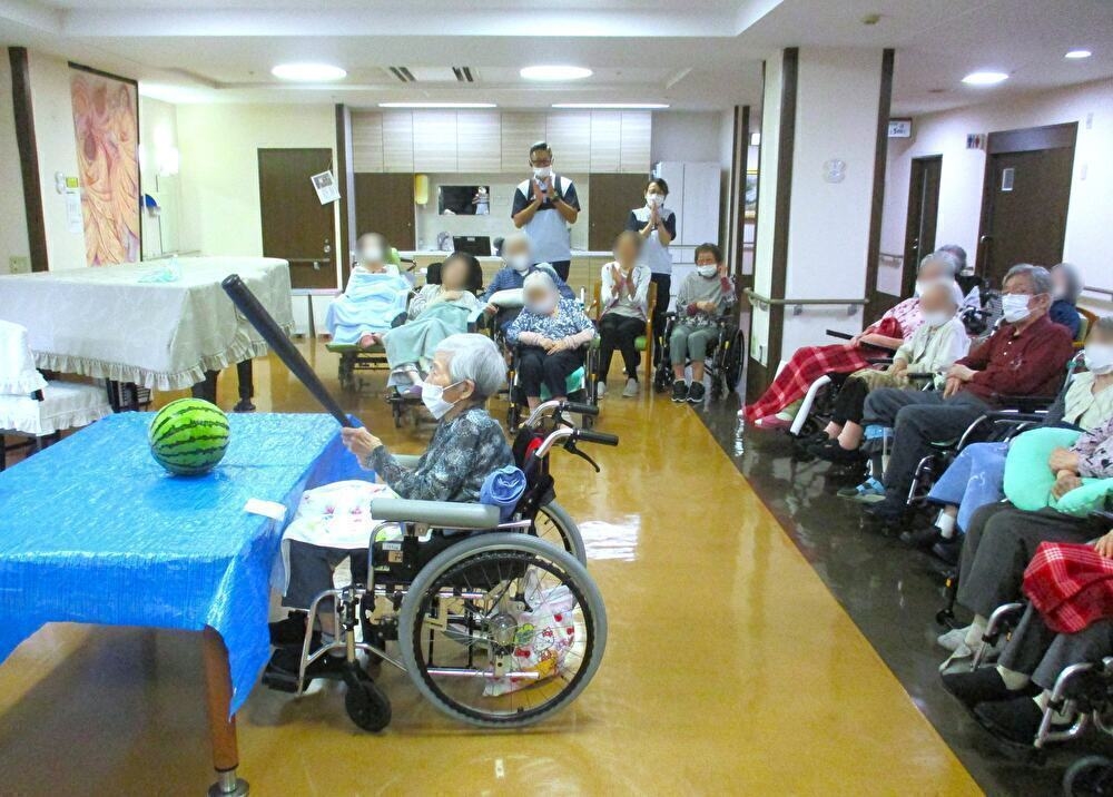 夏の風物詩「スイカ割り」
